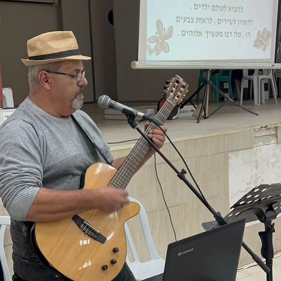 תמונת מופע: שירה בציבור לאזרחים וותיקים